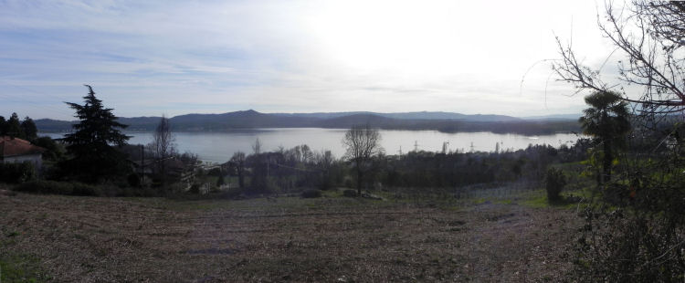 Panorama sul lago di Viverone tra Piverone e Viverone (53093 bytes)